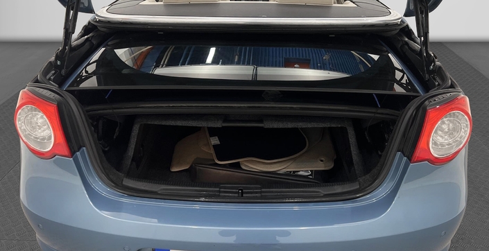 Côté coffre, la VW Eos ne fait pas mieux que sa rivale quand le toit est replié, le volume utile étant même un poil inférieur.