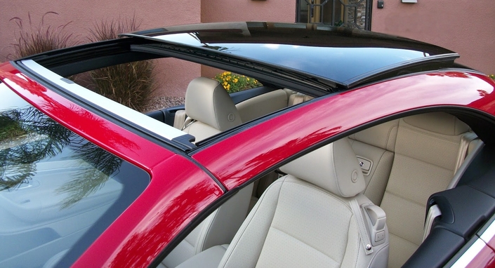 Toit vitré aussi pour la VW Eos, mais sur une moindre surface. Cela dit, ici, il s'ouvre !