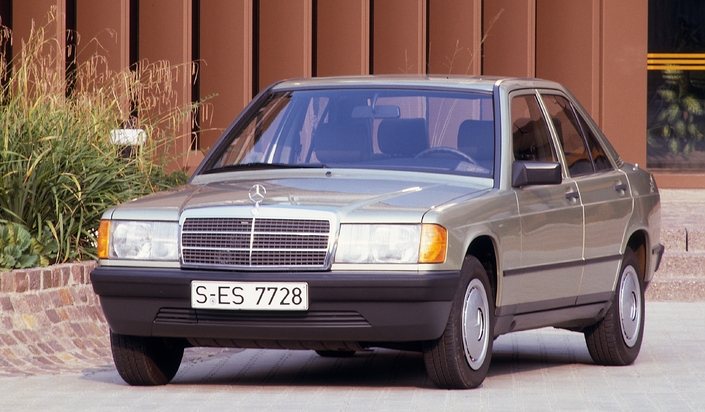 Parfaitement homogène et aboutie, la 190 renouvelle remarquablement bien le design Mercedes sans le trahir, ici fin 1982.