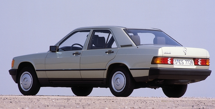 A l'arrière, la Mercedes 190 surprend par sa malle bombée, un élément imposé pour des raisons aérodynamiques. Bruno Sacco et ses designers l'habillent habilement.