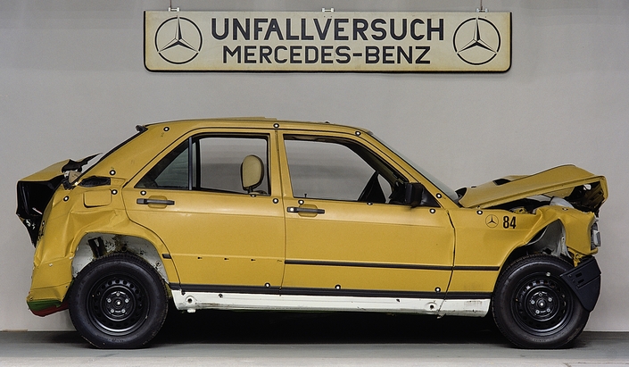 Un grand soin a été apporté à la résistance aux chocs de la Mercedes 190, dont on voit ici l'excellente déformation des zones prévues pour, selon le brevet de Béla Barényi.