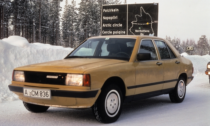 Dès la fin des années 70, celle qui deviendra la Mercedes 190 subit des tests intensifs, en prenant soin de se camoufler.