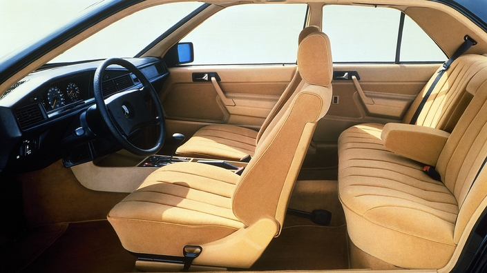 La Mercedes 190 sera critiquée pour son habitabilité arrière, qui reste toutefois meilleure que celle d'une BMW Série 3 E30. La sellerie velours vue ici est en option.