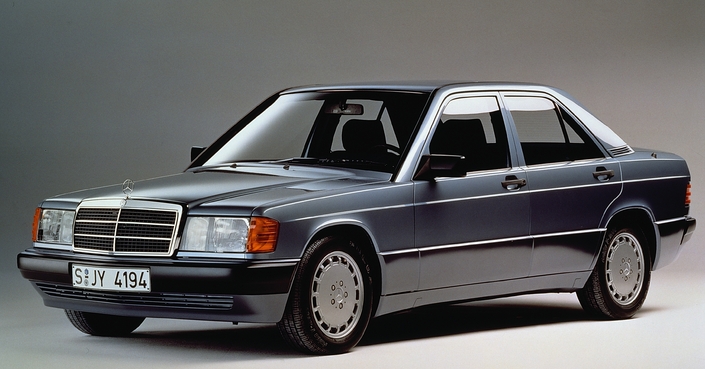Fin 1988, la Mercedes 190 bénéficie d'un léger restylage, signalé notamment par de nouveaux boucliers et des protections latérales intégrales.