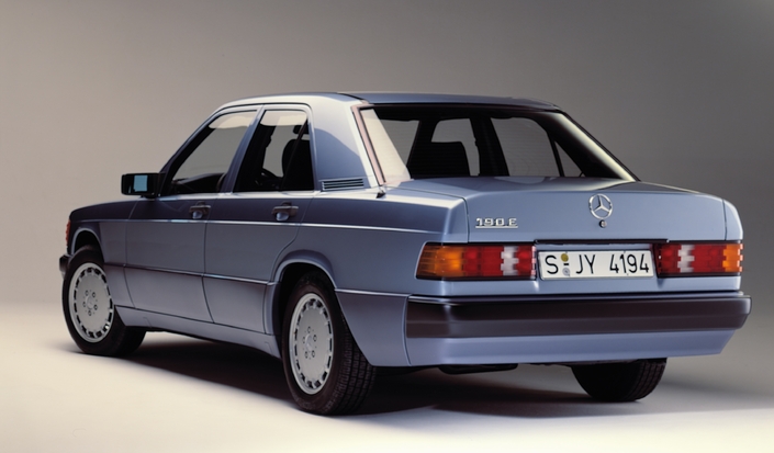 Le restylage de 1988 ne modifie que peu la poupe de la Mercedes 190, mais l'équipement s'enrichit. Un peu...