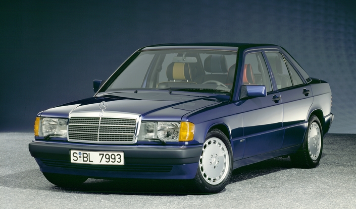 En 1990, la série spéciale Azzuro, bleue, enrichit l'équipement de la Mercedes 190.