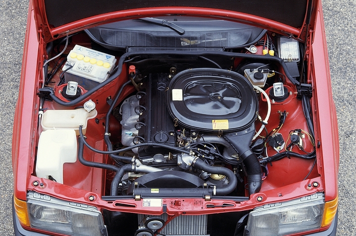 Le moteur M102 de la Mercedes 190, ici en 1983, est d'une grande robustesse, même si, en début de carrière, il a pâti de bris de sa chaîne de distribution (pris en charge en réseau).