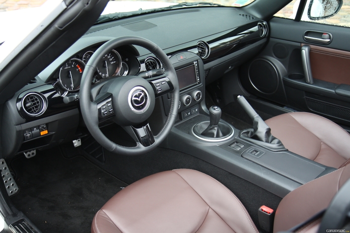 L'habitacl est plus classique dans le dessin que la carrosserie. C'est du sérieux. Mais c'est ergonomique et tout tombe sous la main.