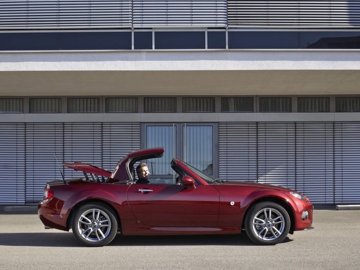 La 3e génération "NC" de la MX-5 a existé en version capote souple en toile, et toit en dur escamotable. Notre lecteur l'a choisie avec le toit en dur.