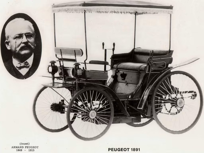 Peugeot a suivi de très près Panhard dans la fabrication d'automobiles en petite série, dès 1891, également avec un moteur Daimler.