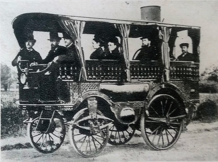 En 1872, l'Obéissante d'Amédée Bollée bat un record de vitesse en reliant Le Mans à Paris à 42 km/h de moyenne.