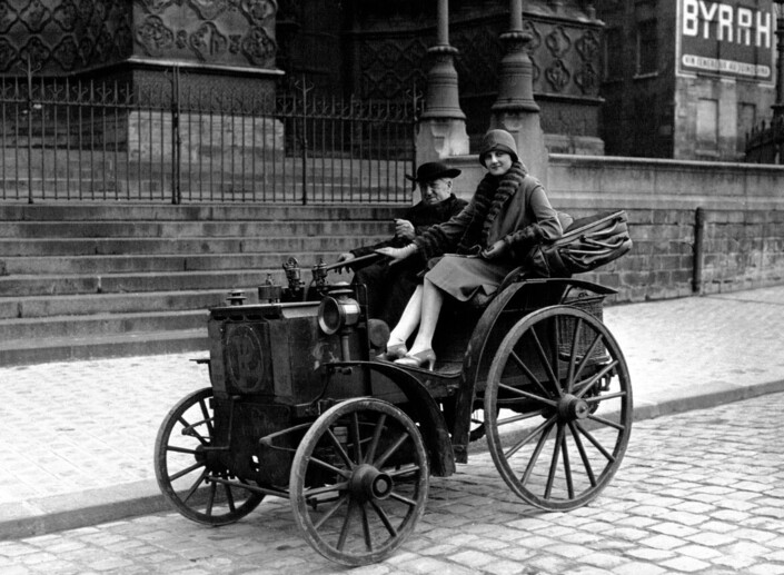 La Panhard&Levassor P2C fut la première voiture à pétrole produite en petite série, dès 1890. Ici avec son acheteur, l'abbé Gavois.