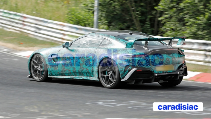 Nouveaux essais à haute vitesse sur le circuit du Nürburgring pour le prototype de l’Aston Martin RS qui est proche du modèle définitif qui devrait être dévoilé vers la fin de l’année. On voit sur ce nouveau prototype que l’aileron arrière a bien évolué.