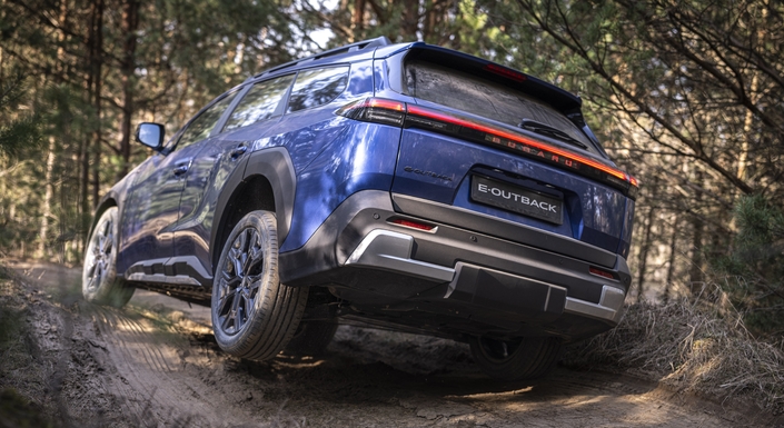 Avec sa poupe spécifique et ses protections de carrosserie, le Subaru e-Outback en impose nettement plus que le Solterra.