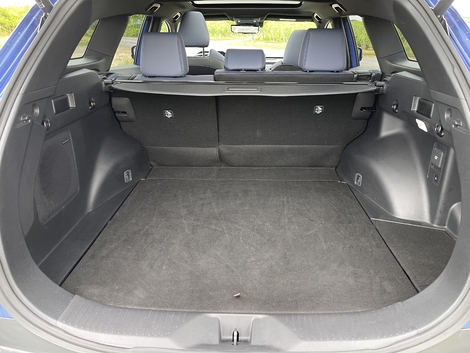 La grande nouveauté du Subaru e-Outback, c’est le coffre nettement agrandi grâce à une partie arrière redessinée. Son volume atteint 633 l banquette en place.