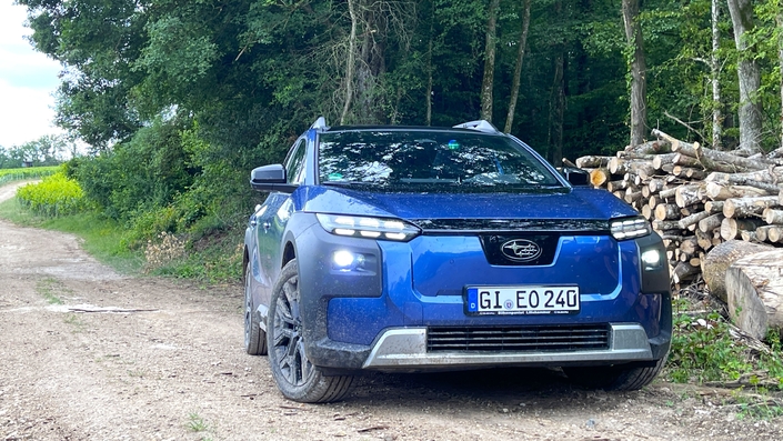 La carrosserie du Subaru E-Outback se pare de nombreuses protections non peintes, un plus car elles craignent moins un usage tout-terrain… voire urbain !