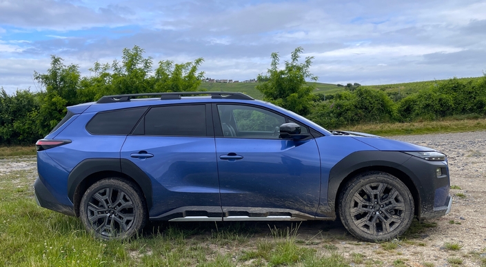 Face au Solterra, le Subaru e-Outback s’allonge de 15 cm (4,82 m au total) mais conserve le même empattement.