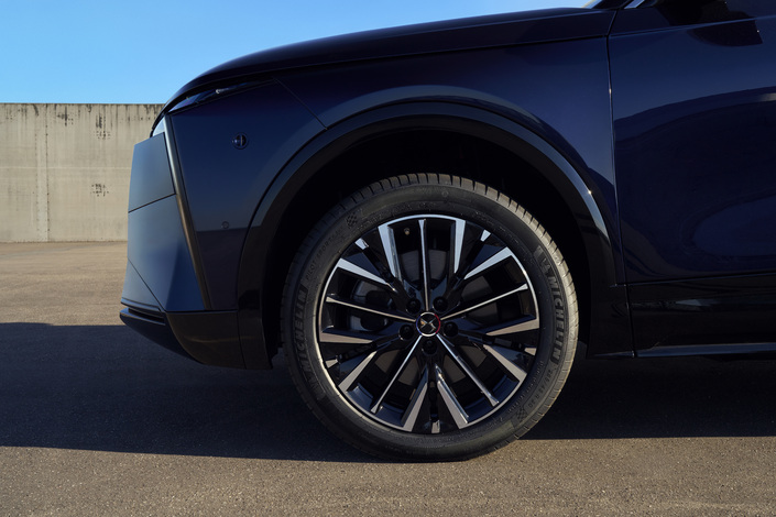 La voiture présidentielle repose sur une suspension oléopneumatique spécifiquement conçue pour elle. Les pneus 20 pouces sont signés Michelin, et heureusement!
