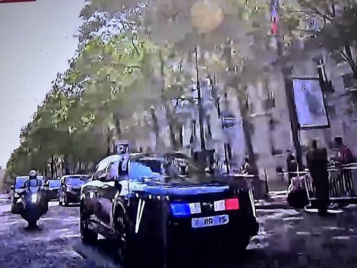 7 PR 75, les deux lettres étant l’acronyme de « Présidence de la République ». la première voiture de la série, une DS 21 recarrossée par Chapron et immatriculée 1 PR 75, avait été livrée en 1968. Elle mesurait 6,53 mètres !