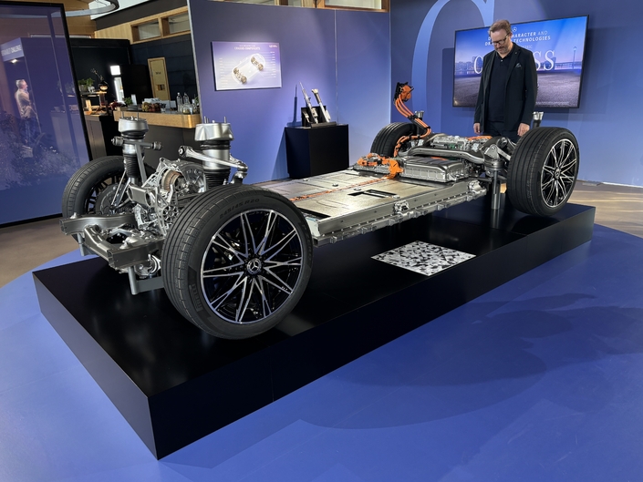La Classe C électrique sort le grand jeu. Batterie de très grosse capacité (94,5 kWh), recharge rapide, amortissement pneumatique et roues arrière directrices (Option).