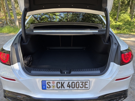 Avec 470 litres, le coffre est profond et plutot large. La hauteur de chargement reste toutefois limitée. Le tout est complété par un Frunk de 100 litres.