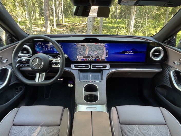 L'Hyperscreen, une option à 1 500 €, mesure un mètre de long. Il embarque le nouvel OS de Mercedes accouplé à une IA de dernière génération. 