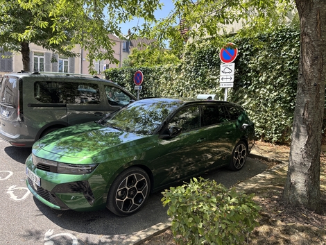 La puissance de recharge de 3,7 kW est bien en dessous de la concurrence. Il faudra se montrer patient pour recharger la batterie.