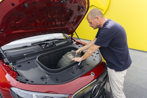 Les variantes électriques disposent d’un bac de rangement sous le capot avant – un frunk de 107 litres – qui permet de stocker les câbles de recharge.
