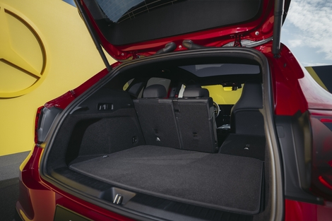 Le coffre gagne 70 litres pour atteindre 410 litres (jusqu’à 1 400 litres banquette rabattue), un volume un peu juste au vu du gabarit, compensé sur l’électrique par un frunk de 107 litres à l’avant.