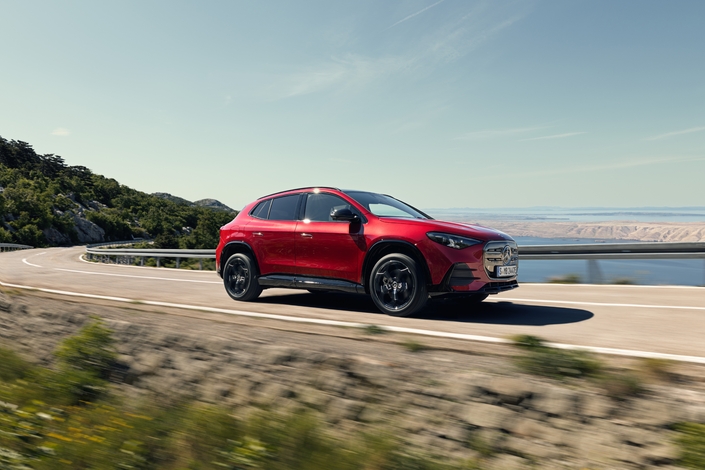 Pour les clients qui ne rechargent pas au quotidien, des motorisations hybrides légères suivront. Elles associent un bloc essence 1,5 l turbo à un système 48 volts pour des niveaux de puissance allant de 130 à près de 200 ch.