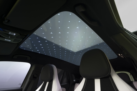 Directement hérité de la CLA, le grand toit panoramique peut intégrer un ciel étoilé illuminé dont la transparence du verre varie en un clin d’œil pour se protéger du soleil.