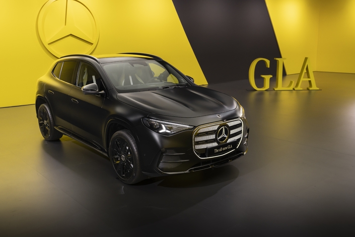 Look agressif et sportif pour le GLA AMG Line en noir mat, souligné par la nouvelle calandre lumineuse et les signatures lumineuses en étoile.