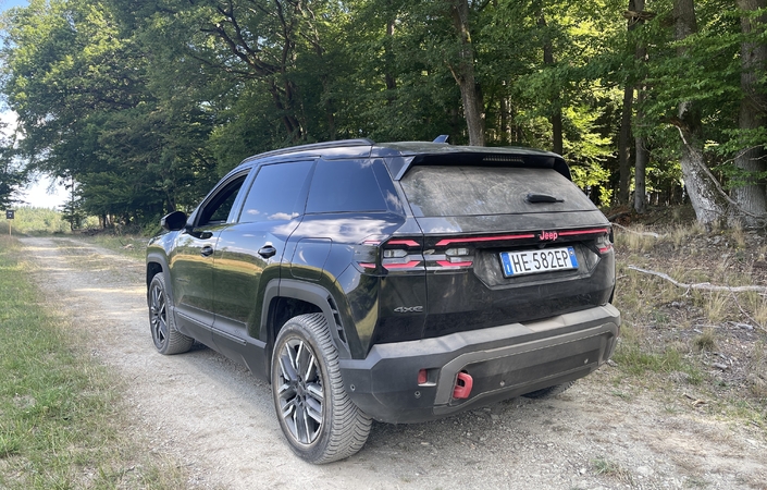 Le Jeep Compass 4xe est électrique mais mérite-t-il le maillot du meilleur grimpeur ?