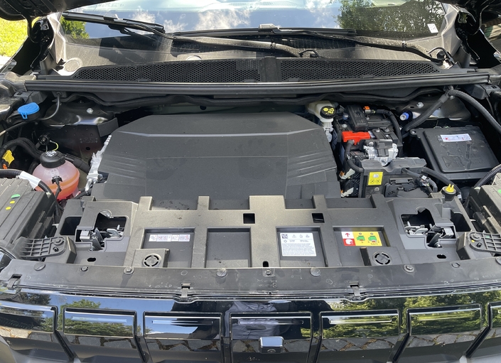 En 4xe, le Jeep Compass s’équipe d’une grosse batterie lithium-ion à la chimie NMC d’une capacité de 96,1 kWh. Attention aux chocs, à elle seule, elle coûte la bagatelle de 35 600 € !