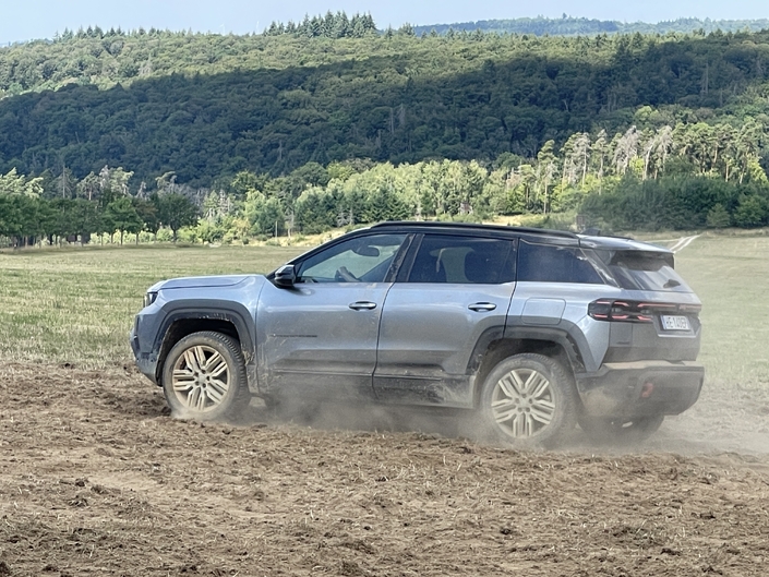 Le Jeep Compass 4xe est électrique mais mérite-t-il le maillot du meilleur grimpeur ?