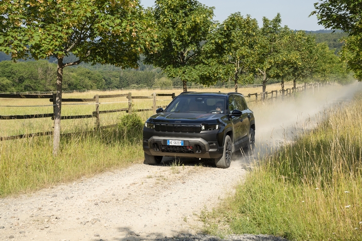 Le Jeep Compass 4xe est électrique mais mérite-t-il le maillot du meilleur grimpeur ?