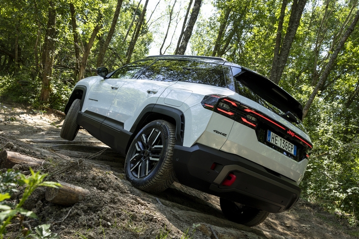 Le Jeep Compass 4xe est électrique mais mérite-t-il le maillot du meilleur grimpeur ?