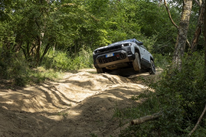 Le Jeep Compass 4xe est électrique mais mérite-t-il le maillot du meilleur grimpeur ?