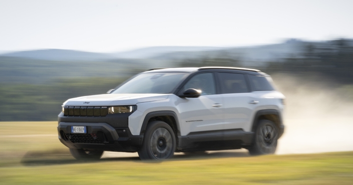 Le Jeep Compass 4xe est électrique mais mérite-t-il le maillot du meilleur grimpeur ?