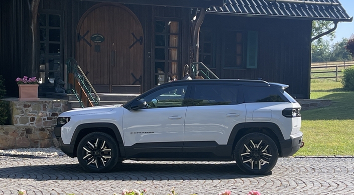 Le Jeep Compass 4xe est électrique mais mérite-t-il le maillot du meilleur grimpeur ?