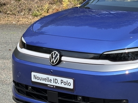 Un large bandeau lumineux rejoint les deux projecteurs avant.