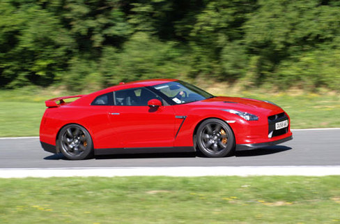 Essai vidéo - Nissan GT-R : session sur le circuit de Folembray