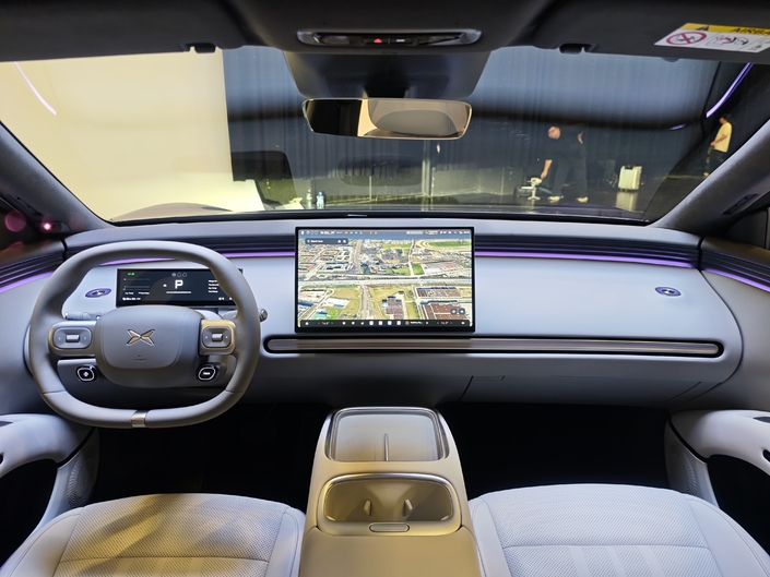 La planche de bord est très lisse également et épurée. Très Tesla finalement. Et la qualité de fabrication ne souffre pas la critique. Pour l’ergonomie, tout passe par l’écran, mais il est plutôt facile à utiliser, et très rapide et fluide.