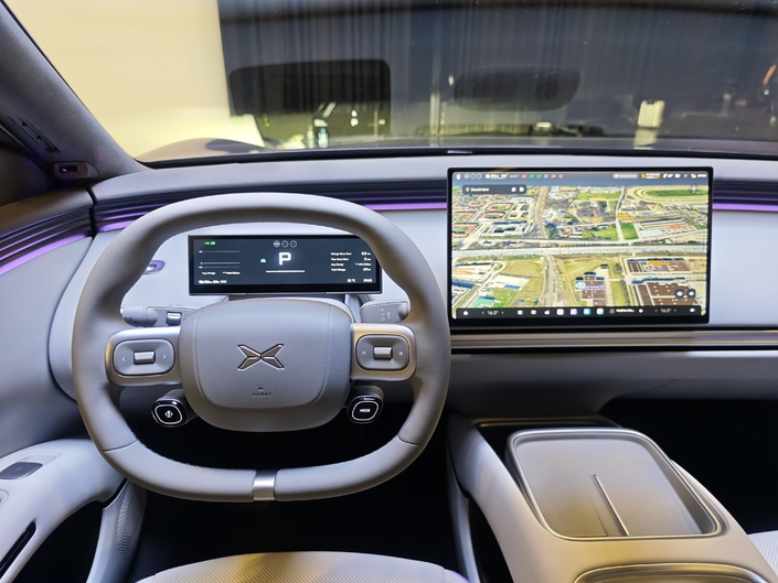 Le volant est très ovale, mais ne cache heureusement pas l’instrumentation.
