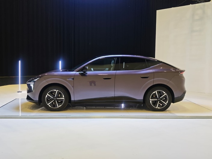 Le profil de coupé est fluide. La longueur du L03 est de 4,65 m, soit 10 cm de moins que le G6, son grand frère. La largeur est de 1,92 m et la hauteur de 1,60 m.