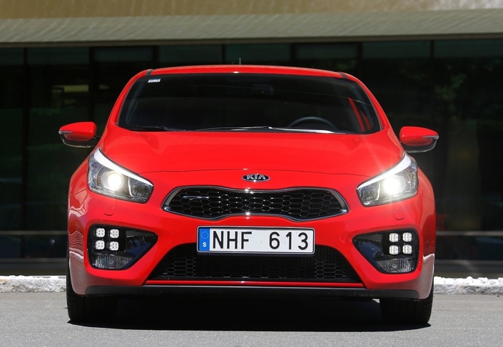 Les antibrouillards en forme de damier distinguent la GT des autres Kia Pro barre du 8 Cee apostrophe D.