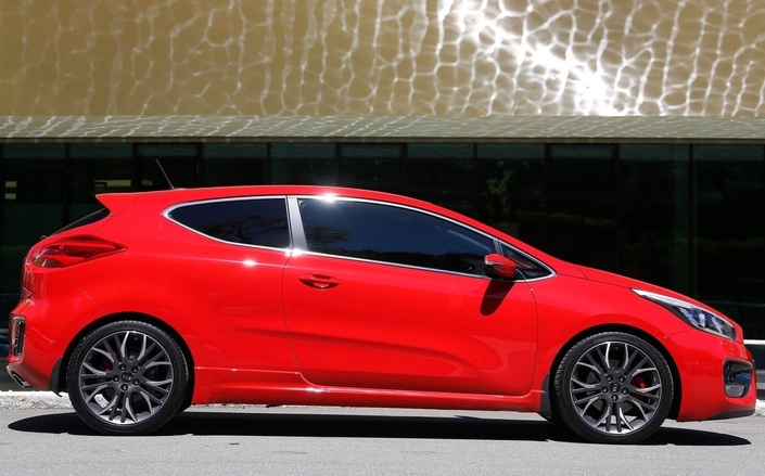 Un peu comme chez Audi, la Kia Pro_Cee'd GT arbore une ceinture de caisse haute, ici heureusement plongeante pour suggérer le dynamisme. De série, les jantes atteignent 18 pouces.