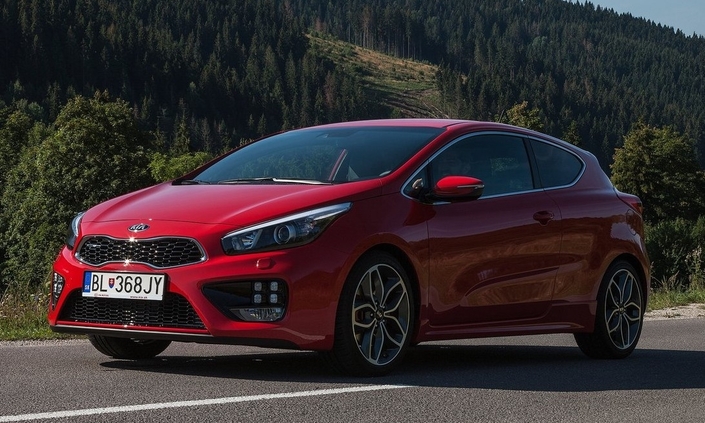 En 2015, la Kia Pro_Cee'd GT bénéficie d'une très légère mise à jour notable par une lèvre couleur argent sous le bouclier avant. Une audace saisissante.