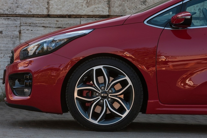 Lors du restylage de 2016, la Kia Pro_Cee'd GT reçoit de nouvelle jantes au design simplifié et des disques de frein agrandis.
