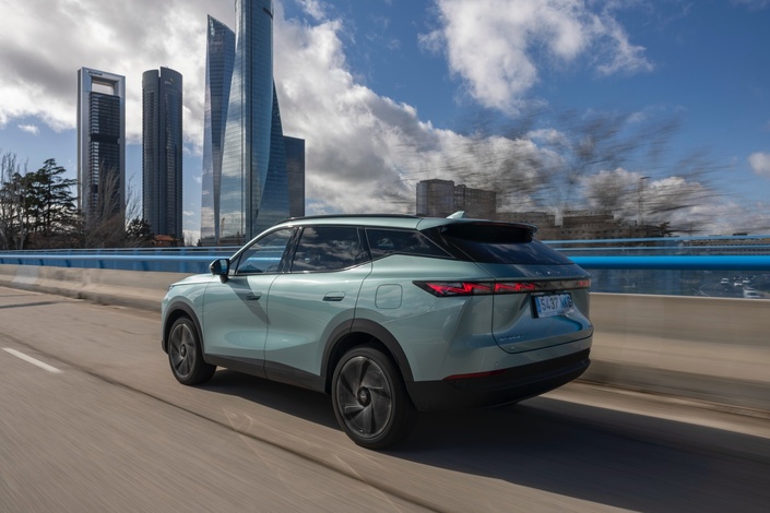 Ce SUV revendique 90 km d'autonomie maximale en 100% électrique.